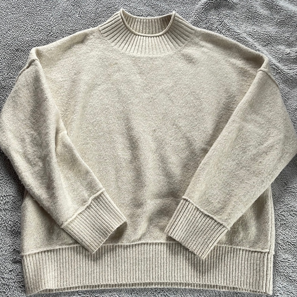 LARGE TURTLE NECK CREAM SWEATER